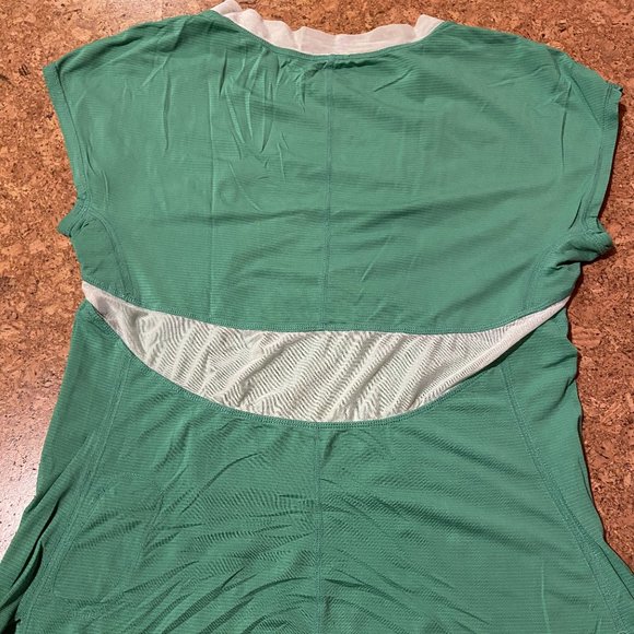 Lululemon Wet-Dry-Warm mesh striped tee size 8 - Picture 3 of 6